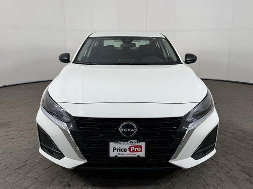 Pearl White Tricoat 2025 Nissan Altima SV
