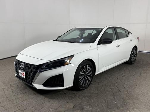 Pearl White Tricoat 2025 Nissan Altima SV