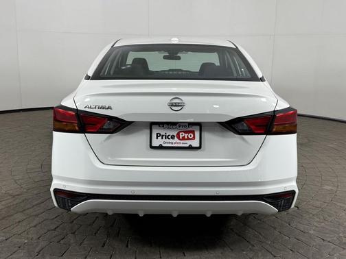 Pearl White Tricoat 2025 Nissan Altima SV