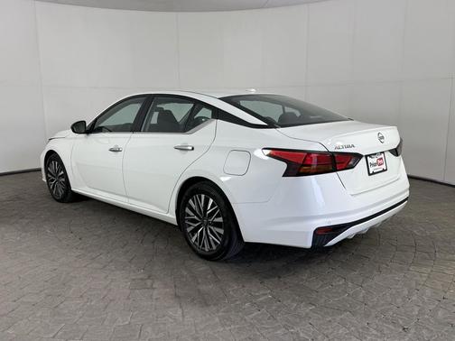 Pearl White Tricoat 2025 Nissan Altima SV