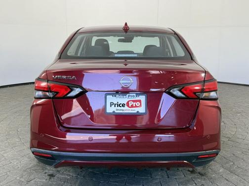 Scarlet Ember Tintcoat 2025 Nissan Versa 1.6 SV
