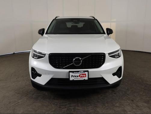 2025 Volvo XC40 B5 Plus Dark Theme