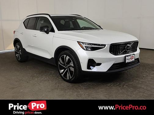 2025 Volvo XC40 B5 Plus Dark Theme