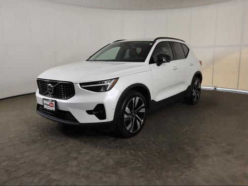 2025 Volvo XC40 B5 Plus Dark Theme