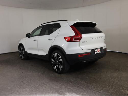 2025 Volvo XC40 B5 Plus Dark Theme
