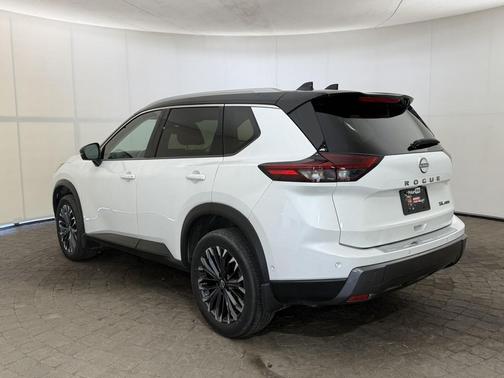 Everest White Pearl/Super Black 2025 Nissan Rogue SL