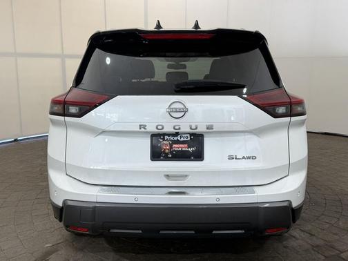 Everest White Pearl/Super Black 2025 Nissan Rogue SL