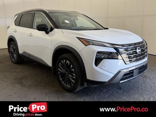 Everest White Pearl/Super Black 2025 Nissan Rogue SL
