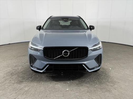 2024 Volvo XC60 B5 Core Dark Theme