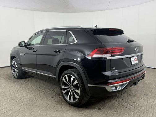 Deep Black Pearl 2023 Volkswagen Atlas Cross Sport 3.6L V6 SEL Premium R-Line