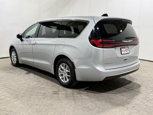 2023 Chrysler Pacifica Touring FWD