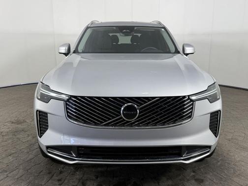 Silver Dawn Metallic 2025 Volvo XC90 2025.5 B5 Core 7-Seater w/HTD Leather/Sunroof