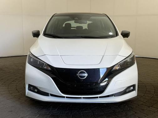 Super Black/Pearl White 2025 Nissan Leaf SV PLUS w/Nav
