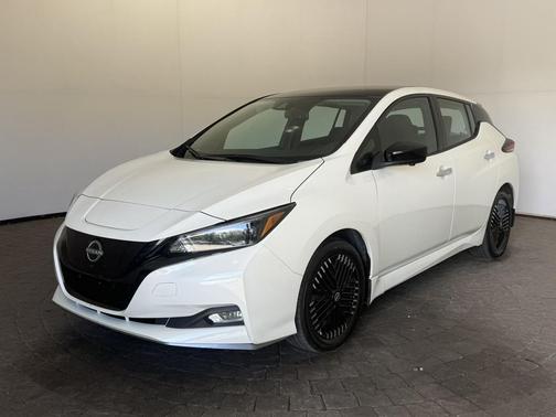 Super Black/Pearl White 2025 Nissan Leaf SV PLUS w/Nav