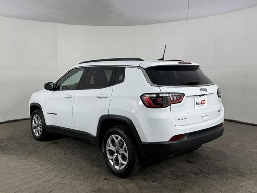 Bright White Clearcoat 2025 Jeep Compass Latitude