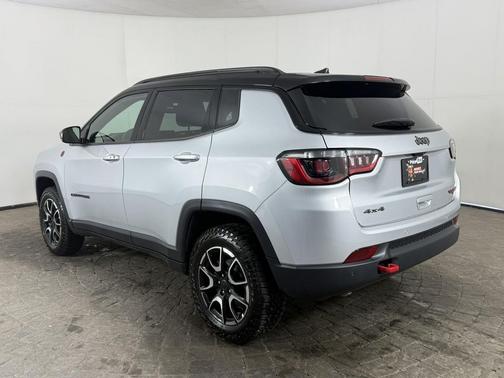Silver Zynith Metallic Clearcoat 2025 Jeep Compass Trailhawk