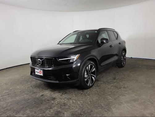 2025 Volvo XC40 B5 Plus Dark Theme