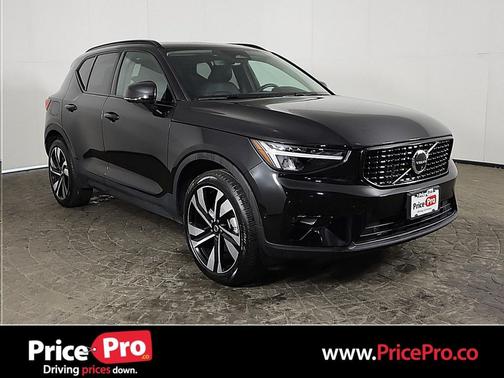 2025 Volvo XC40 B5 Plus Dark Theme