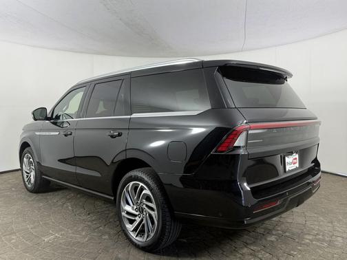 Infinite Black Metallic Clearcoat 2025 Lincoln Navigator Reserve