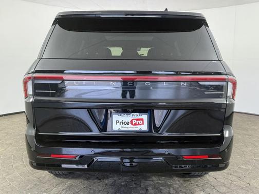 Infinite Black Metallic Clearcoat 2025 Lincoln Navigator Reserve