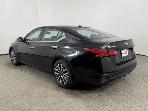 Super Black 2025 Nissan Altima SV FWD