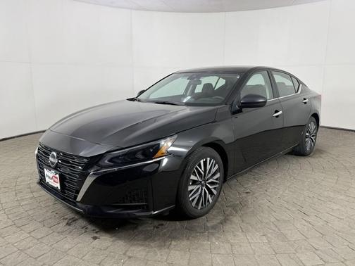 Super Black 2025 Nissan Altima SV FWD