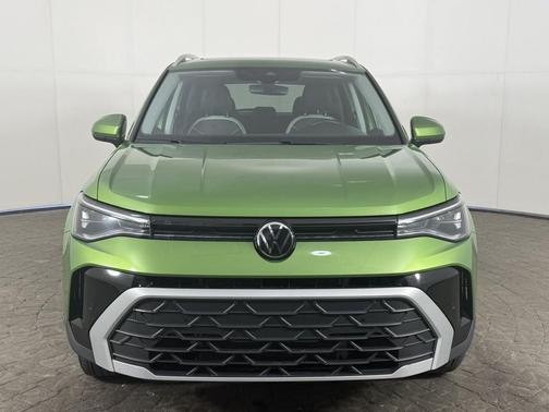 Bright Moss Green Metallic 2025 Volkswagen Taos SE 4MOTION w/Panoramic roof