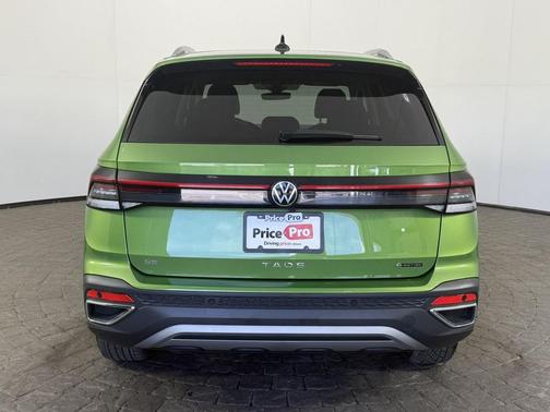 Bright Moss Green Metallic 2025 Volkswagen Taos SE 4MOTION w/Panoramic roof