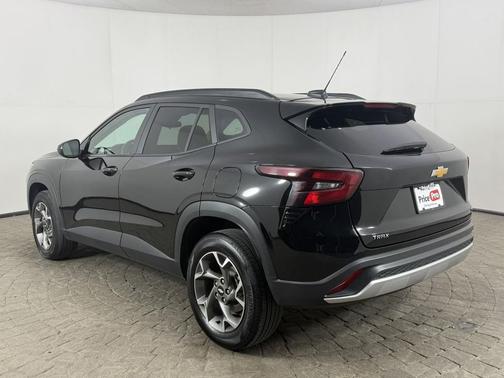 Mosaic Black Metallic 2025 Chevrolet Trax LT