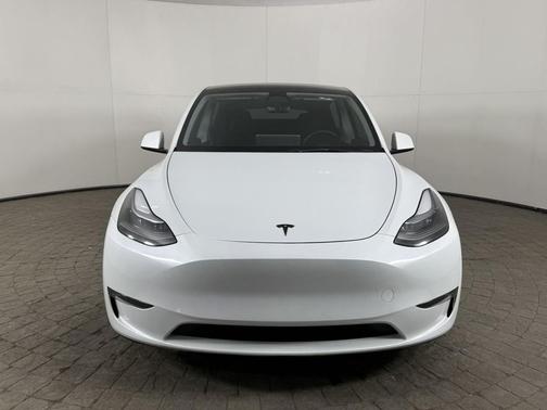 Pearl White Multi-Coat 2023 Tesla Model Y Performance