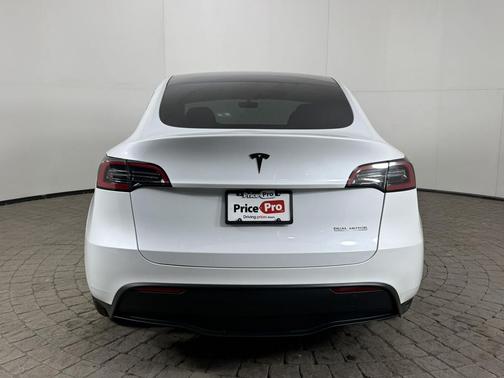 Pearl White Multi-Coat 2023 Tesla Model Y Performance