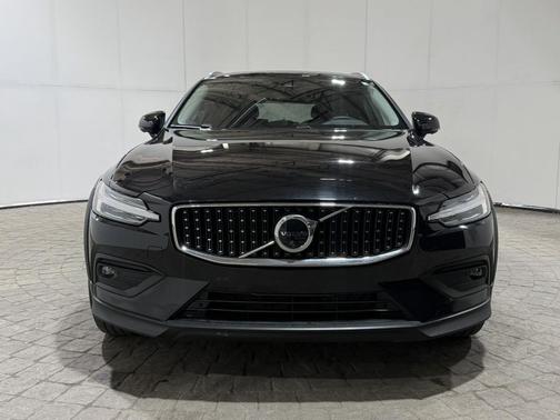2025 Volvo V60 Cross Country B5 AWD Plus