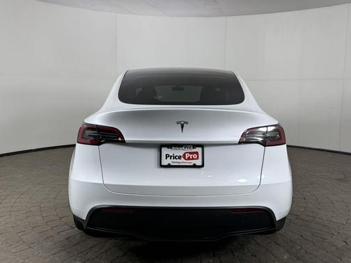 Pearl White Multi-Coat 2024 Tesla Model Y Long Range