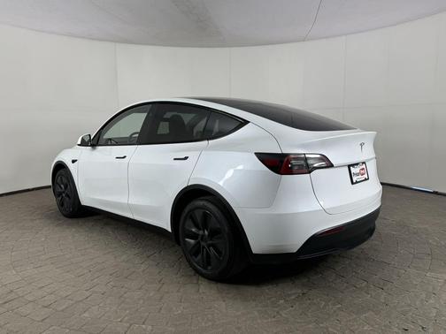 Pearl White Multi-Coat 2024 Tesla Model Y Long Range
