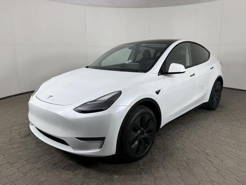 Pearl White Multi-Coat 2024 Tesla Model Y Long Range