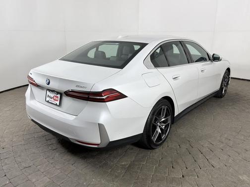 Alpine White 2026 BMW 530 i xDrive
