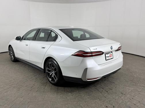 Alpine White 2026 BMW 530 i xDrive