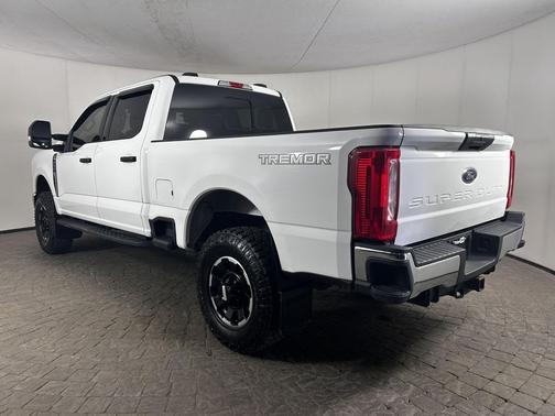Oxford White 2025 Ford F-350 XLT