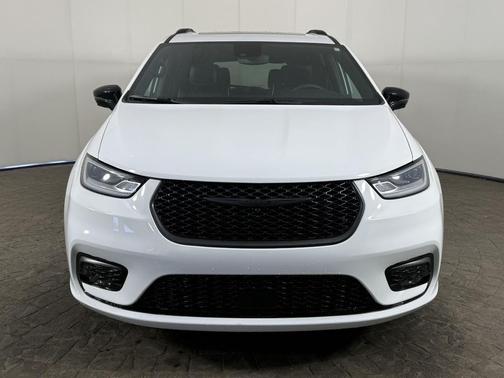 Bright White Clearcoat 2024 Chrysler Pacifica Limited