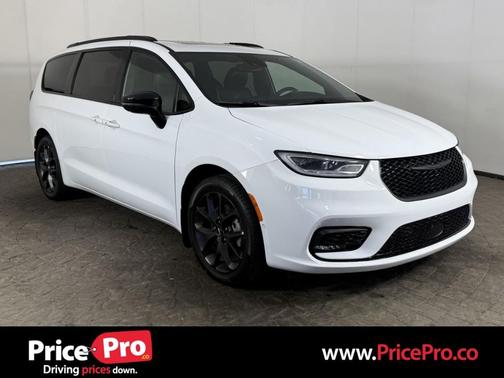 Bright White Clearcoat 2024 Chrysler Pacifica Limited
