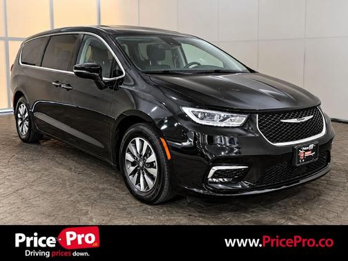 Brilliant Black Crystal Pearlcoat 2023 Chrysler Pacifica Hybrid Touring L
