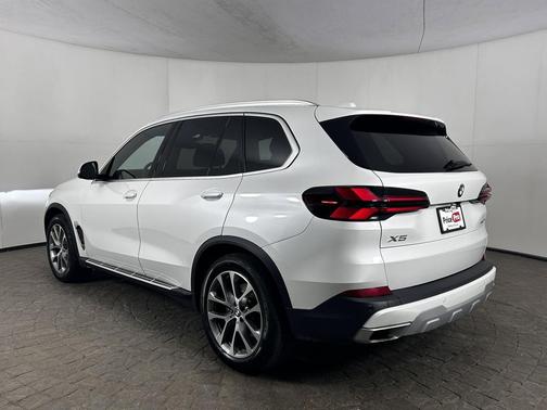 Mineral White Metallic 2026 BMW X5 xDrive40i Sports Activity Vehicle