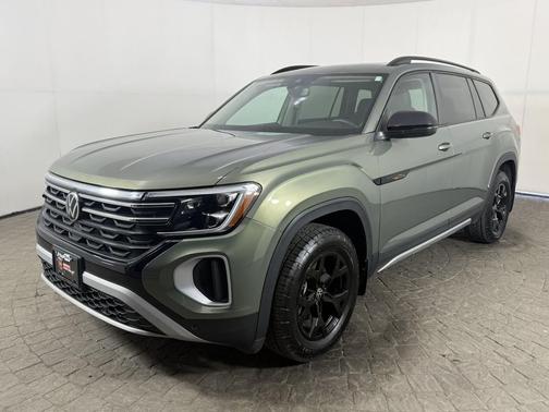 Avocado Green Pearl 2025 Volkswagen Atlas 2.0T Peak Edition 4MOTION
