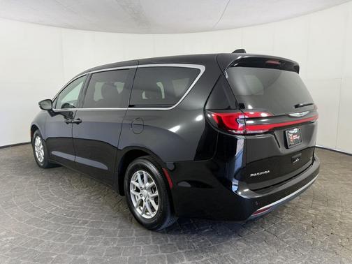 Diamond Black Crystal Pearlcoat 2025 Chrysler Pacifica L