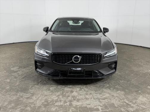 2024 Volvo S60 B5 Core Dark Theme
