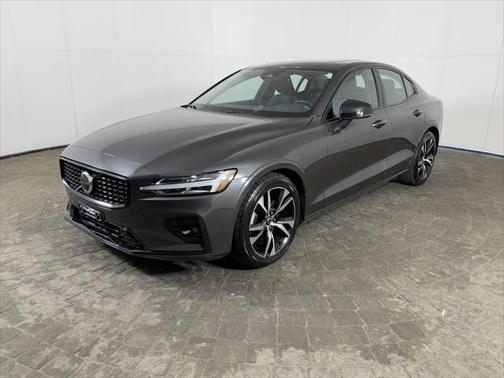 2024 Volvo S60 B5 Core Dark Theme