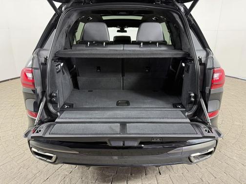 Black Sapphire Metallic 2022 BMW X7 M50i