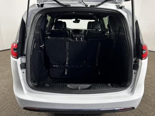 Bright White Clearcoat 2025 Chrysler Pacifica L