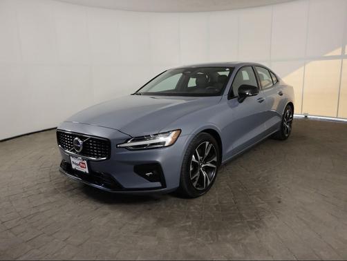 2024 Volvo S60 B5 Core Dark Theme