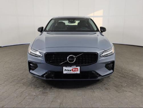 2024 Volvo S60 B5 Core Dark Theme